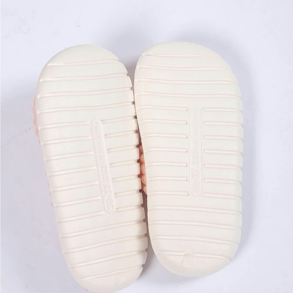 Cider NWT Gray and White Plush Knit Slip-On Slippers - Picture 4 of 7